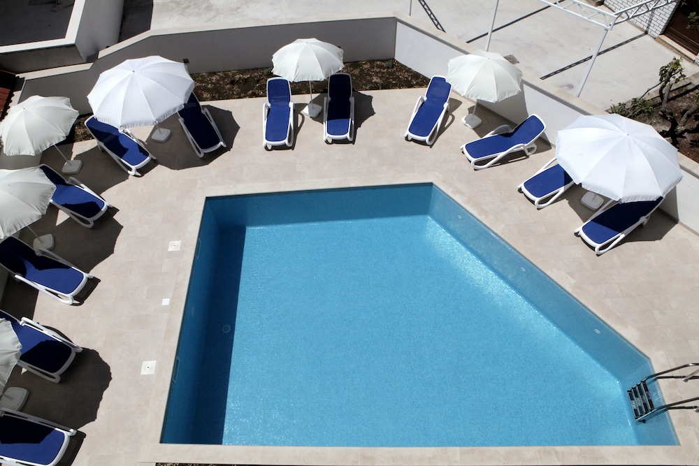 Exclusive Apartment, Pool View - Photo 16