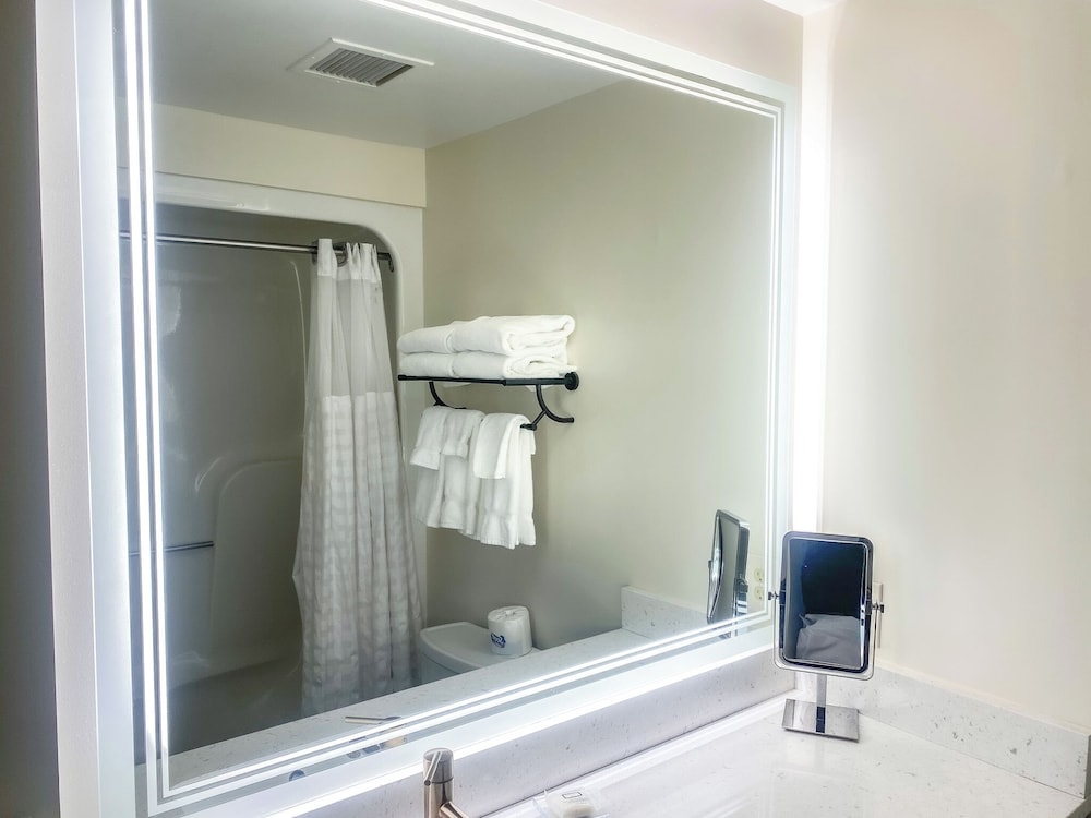 Standard Room, 2 Queen Beds - Photo 9