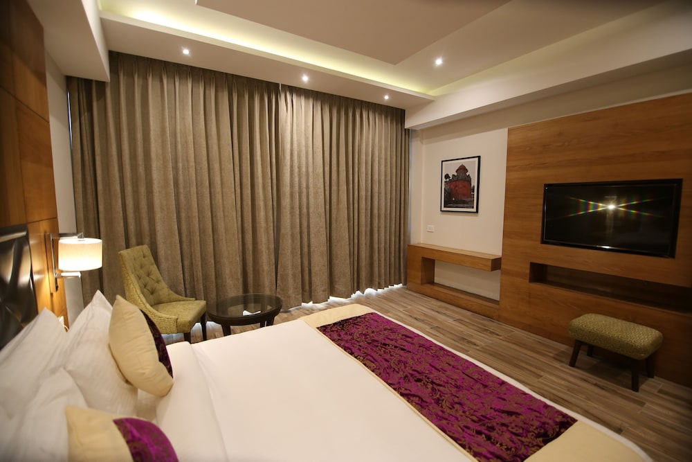 Basic Suite, 1 King Bed, City View photo 2