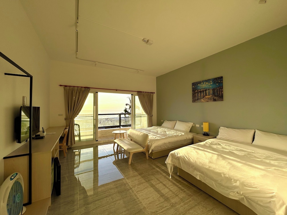 Deluxe Quadruple Room, Multiple Beds, Sea View photo 2