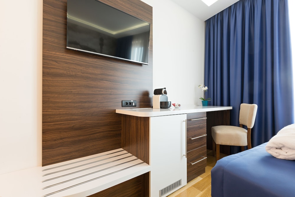 Double Room, 1 Queen Bed photo 3