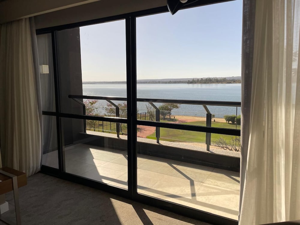 Premium Room, 1 King Bed, Pool View