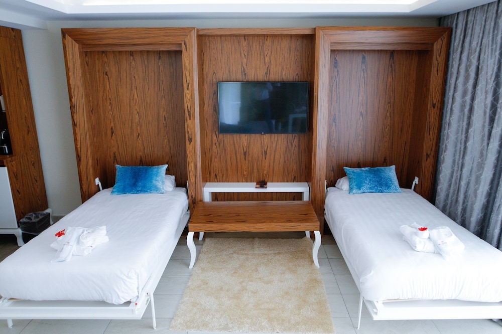 Family Suite (Outdoor Jacuzzi) photo 2