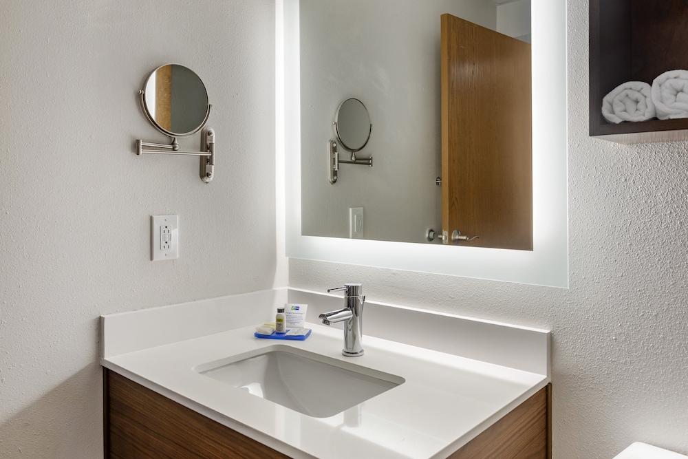 Suite, 1 King Bed, Jetted Tub - Photo 1