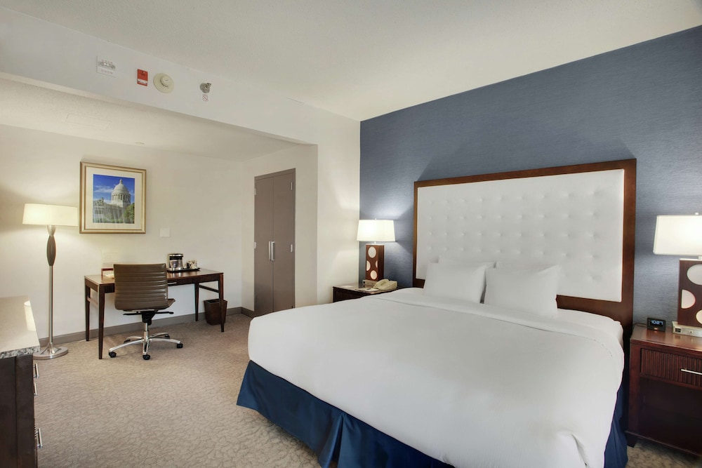 Suite, 1 King Bed, Accessible, Bathtub - Photo 1