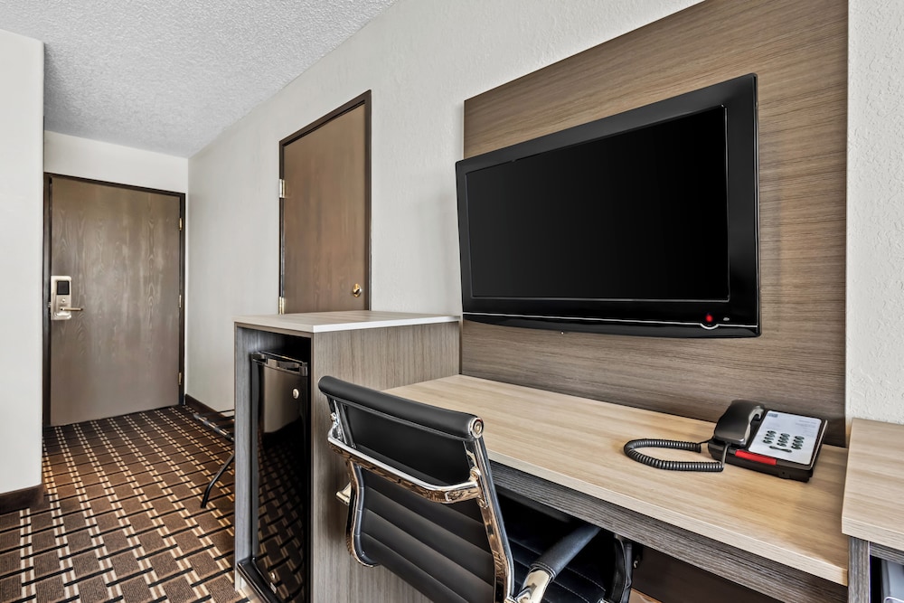 Deluxe Room, 2 Queen Beds, Non Smoking, Refrigerator & Microwave photo 2