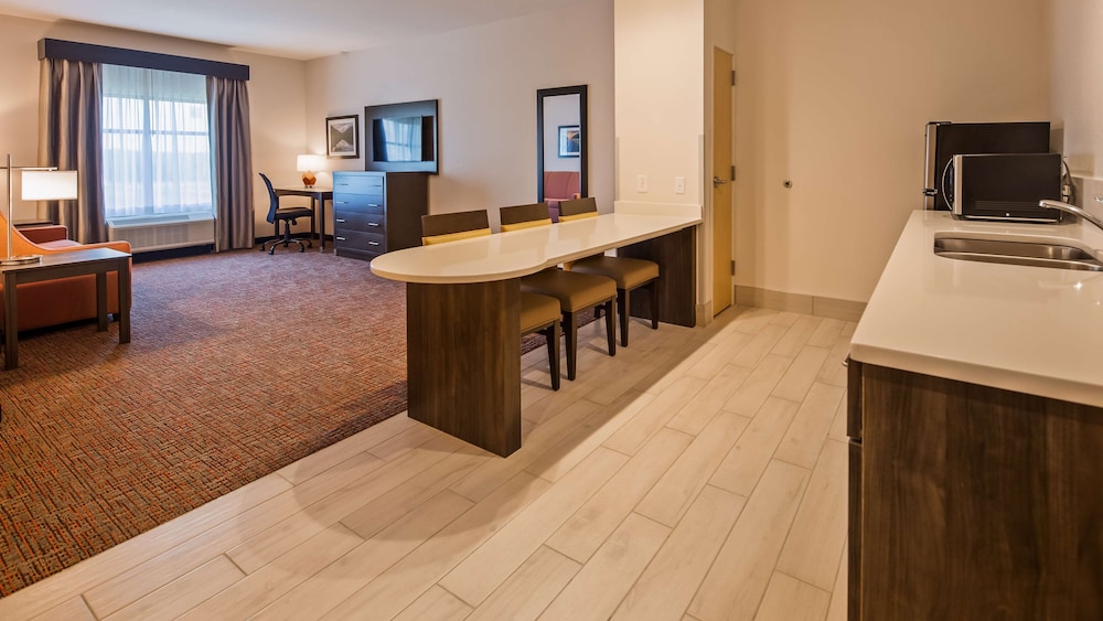 Suite, 1 King Bed, Non Smoking, Refrigerator & Microwave (with Single Sofabed) - Photo 2