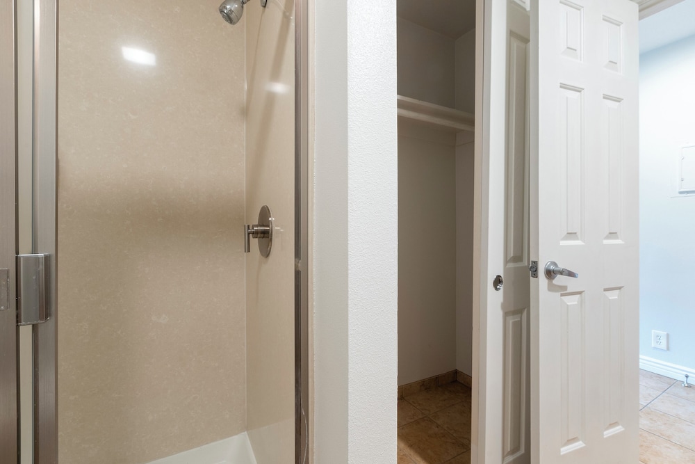Deluxe Suite, 1 Bedroom - Photo 16