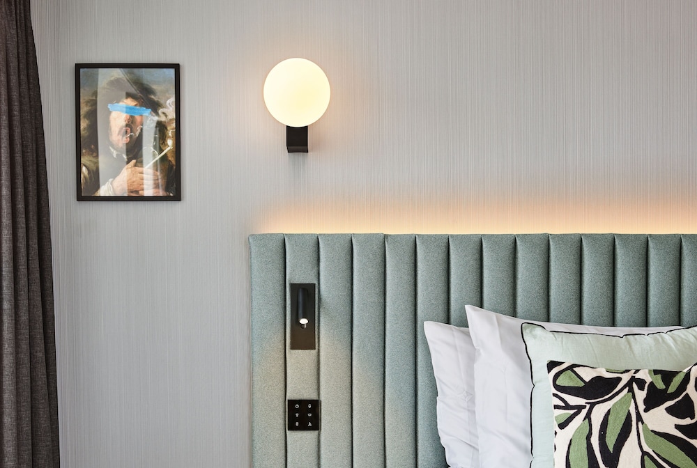Deluxe Double or Twin Room thumbnail 5
