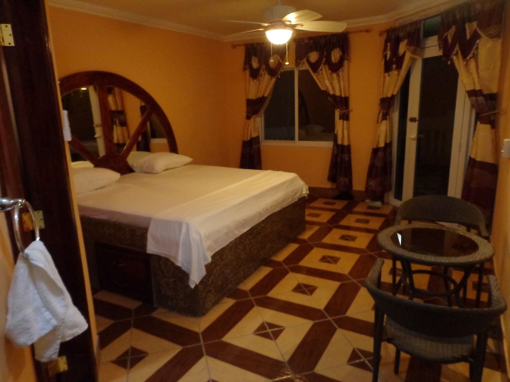 Deluxe Quadruple Room, 1 Bedroom, Beach View, Poolside