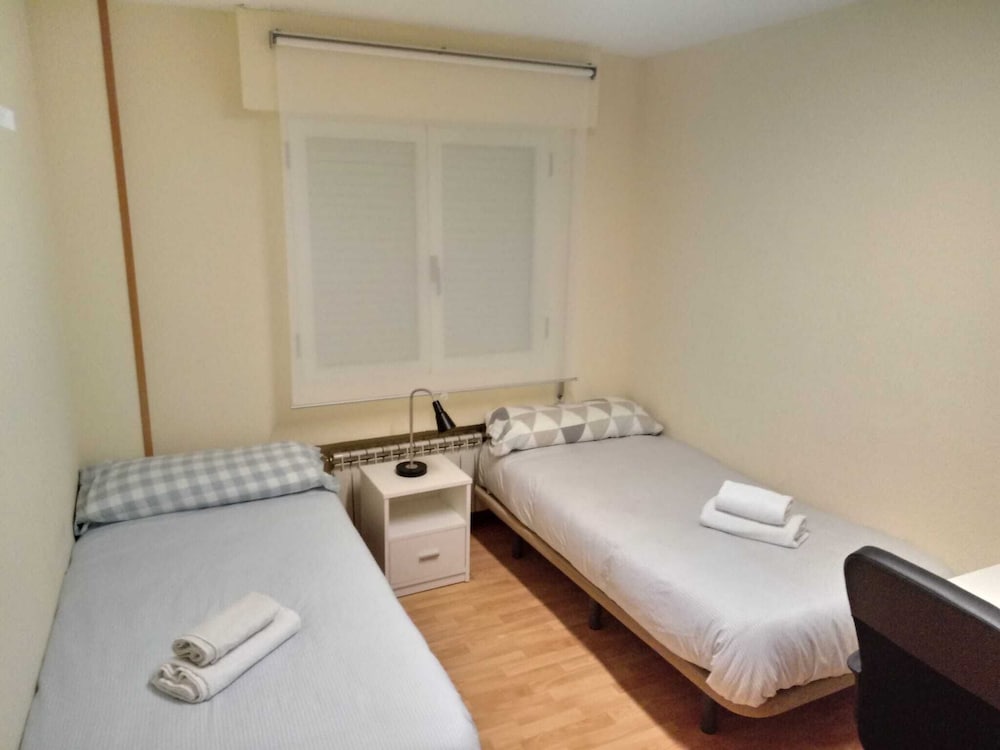 Basic Twin Room, 2 Twin Beds, Shared Bathroom