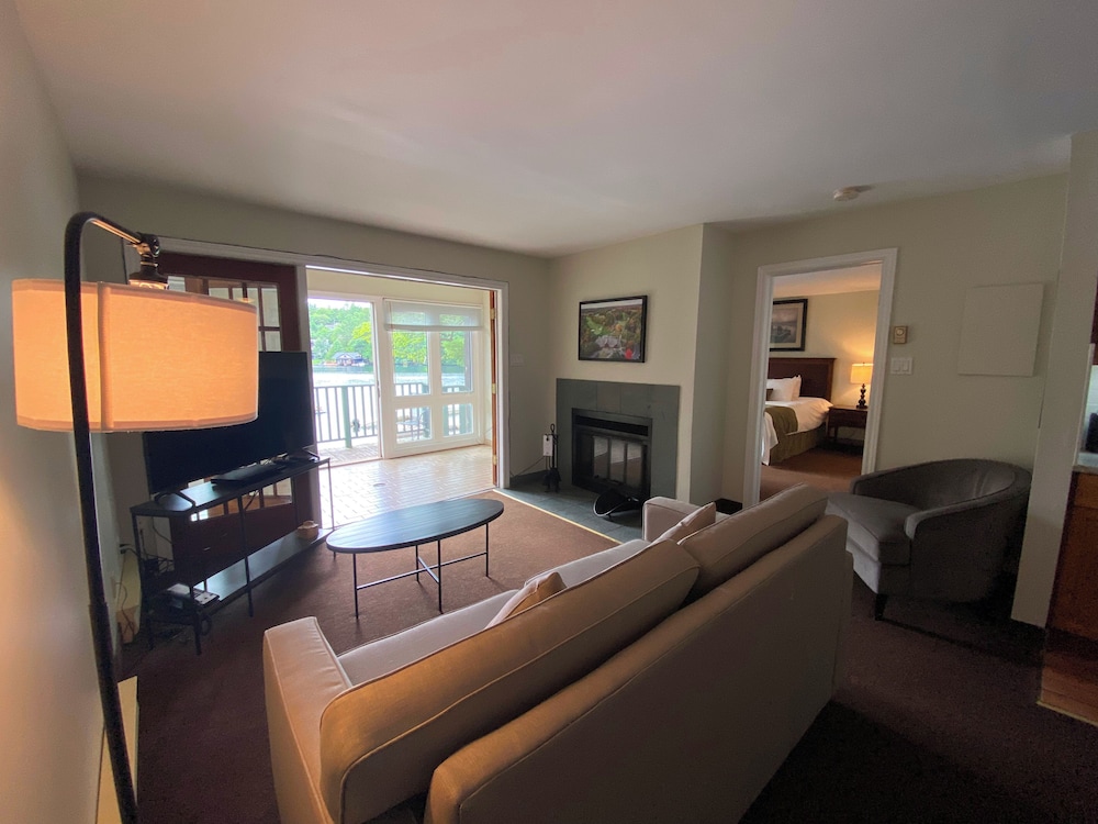 Suite, 1 King Bed with Sofa bed photo 1