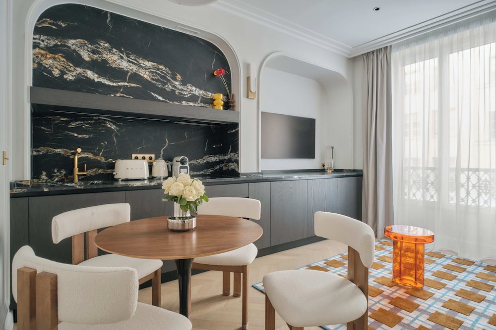Deluxe One-Bedroom Apartment with City View 301 thumbnail 6