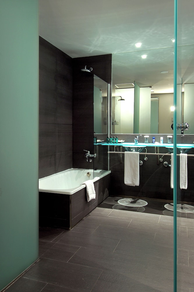 Premium Double Room Single Use thumbnail 5