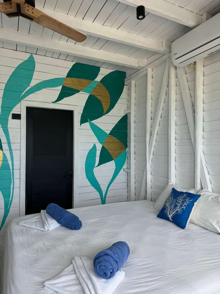 Deluxe Room, 1 King Bed, Beachside photo 1