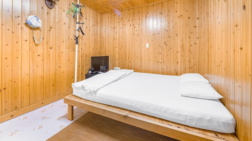 Basic Room, 1 Bedroom (Small Room) - Photo 3