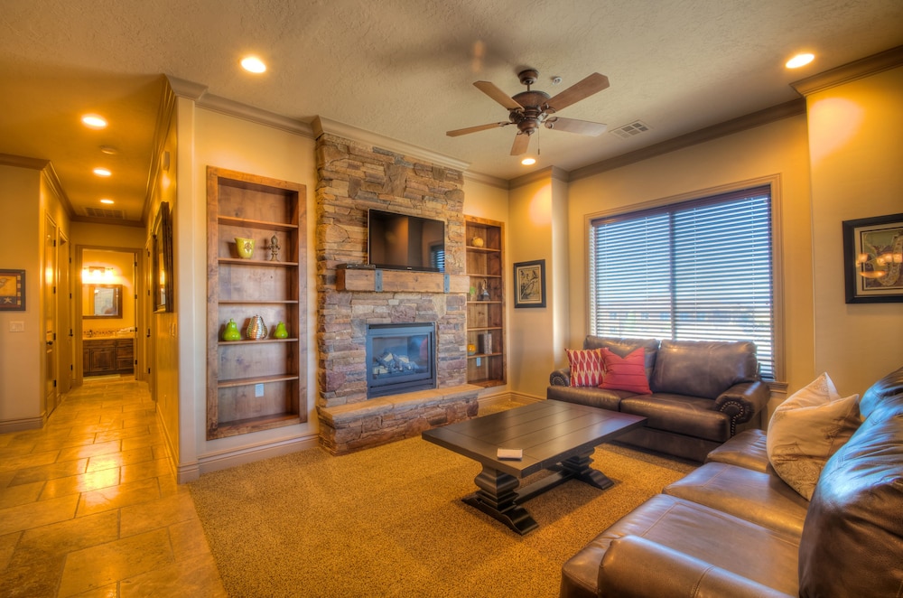 Luxury Condo, 3 Bedrooms, Non Smoking, Pool Access