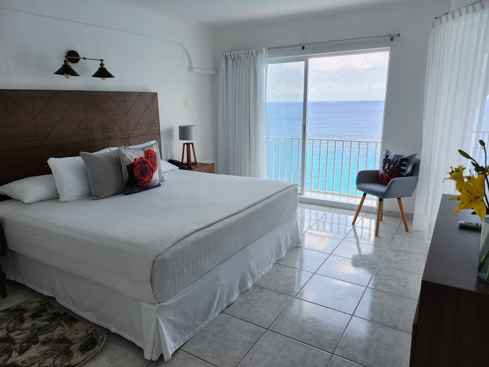 Deluxe Ocean Front -  1 King Bed