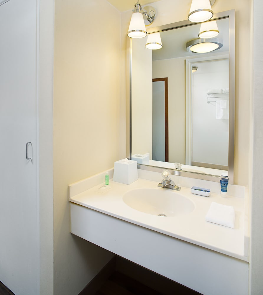 Room, 2 Queen Beds - Photo 4