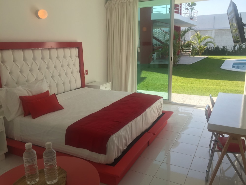 Standard Room, 1 King Bed, Pool View