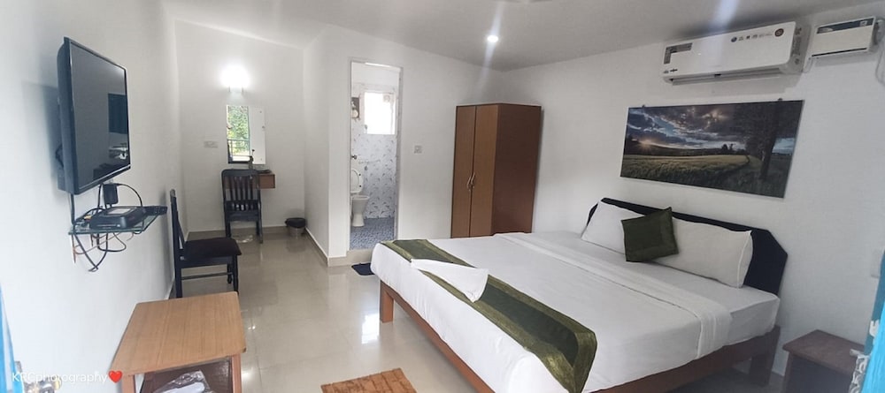 Premium Poolside Room - Palm View photo 3