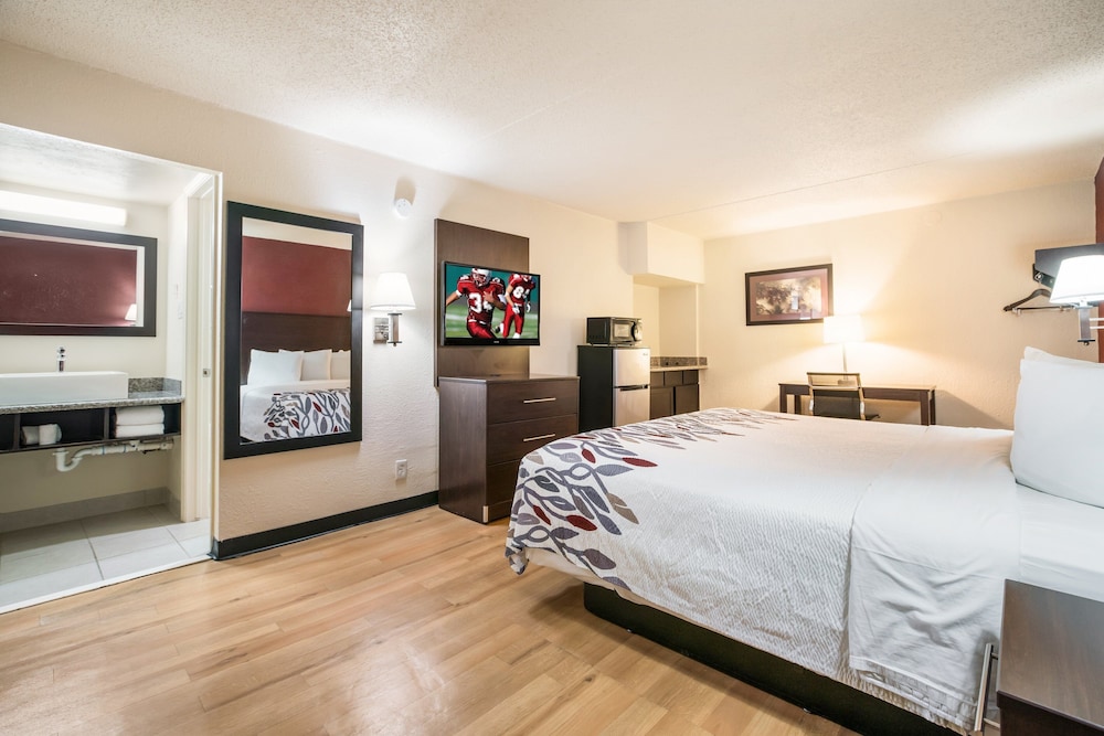 Deluxe Room, 1 King Bed, Non Smoking, Kitchenette - Photo 2
