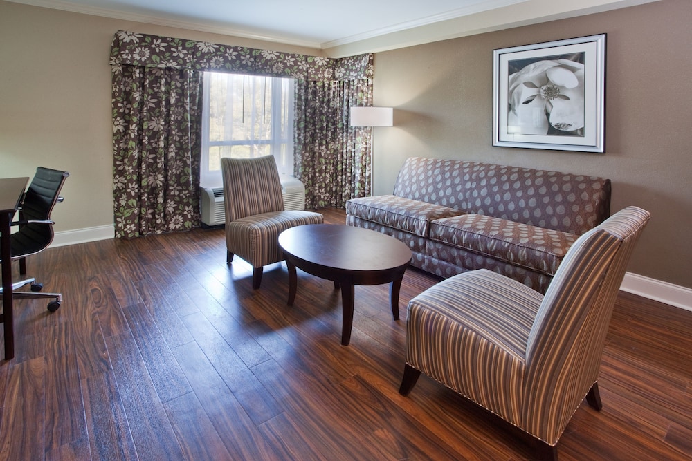 Suite, 2 Bedrooms - Photo 1