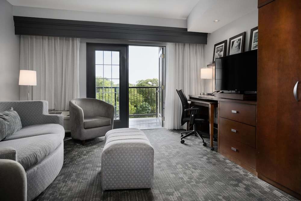 Suite, 1 Bedroom, River View - Photo 3