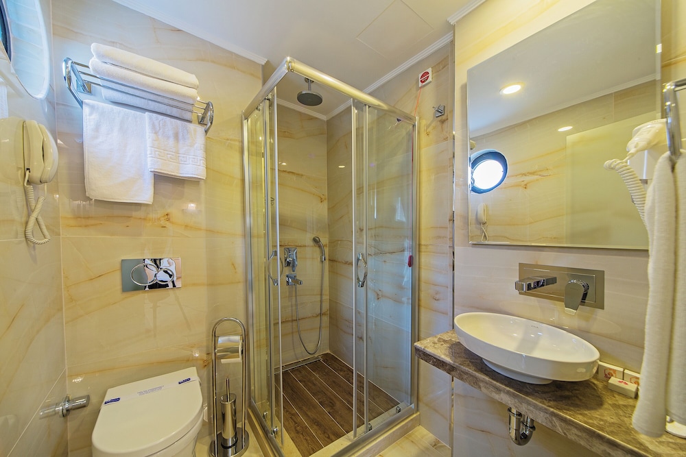 Standard Triple Room, City View photo 3