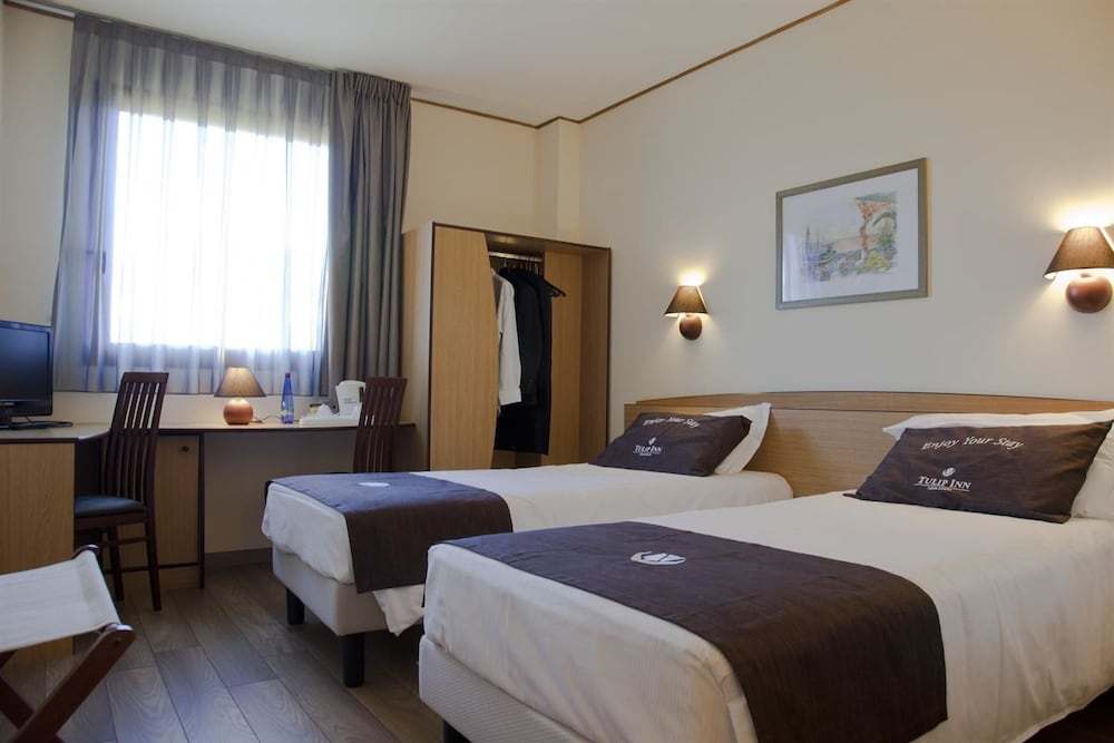 Standard Room, Multiple Beds - Photo 1