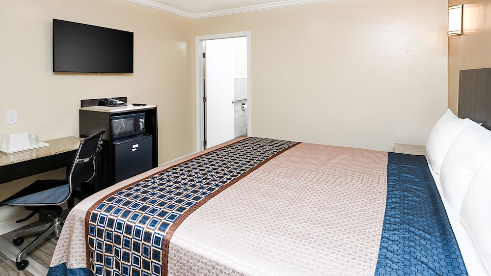 Deluxe Room, 1 King Bed photo 3