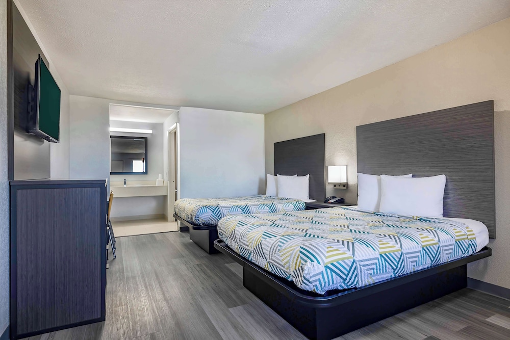 Deluxe Room, 2 Queen Beds, Non Smoking, Kitchen - Photo 1