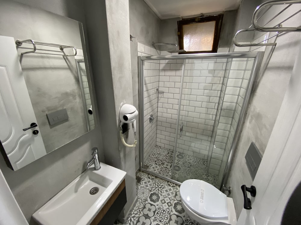 Economy Double Room, Shared Bathroom photo 2