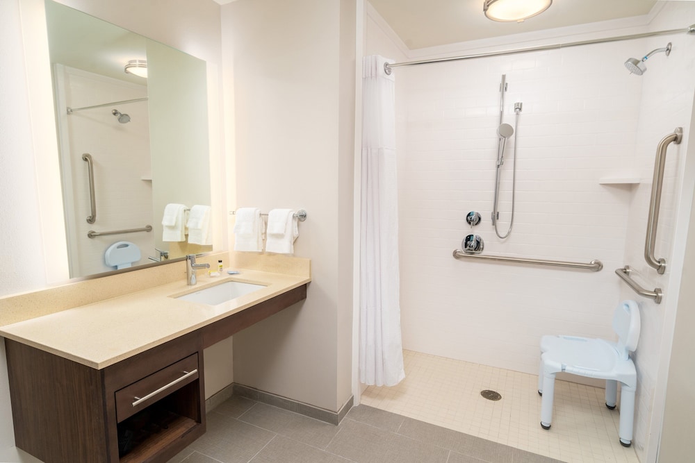 Suite, 1 Bedroom, Accessible, Kitchen (Communications) - Photo 10