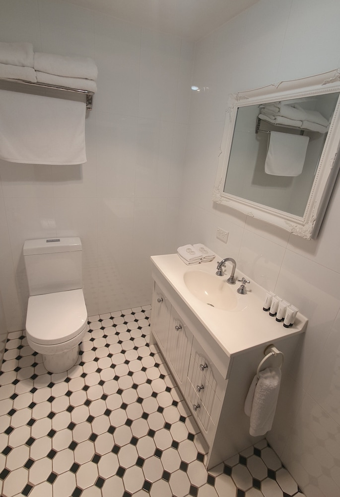 Classic Quadruple Room, 2 Queen Beds photo 3