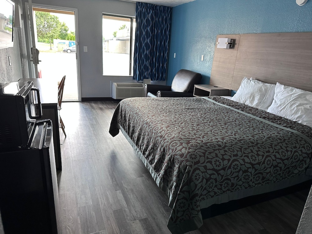 Deluxe Room, 1 King Bed, Non Smoking - Photo 2