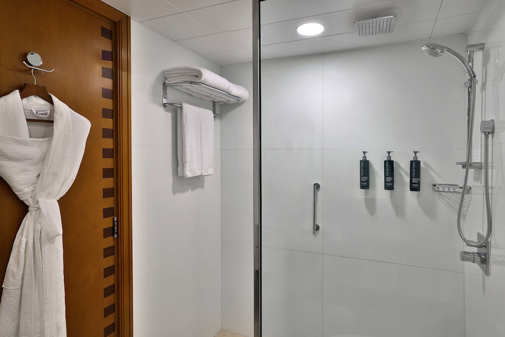 Deluxe Twin Room, Accessible - Photo 9