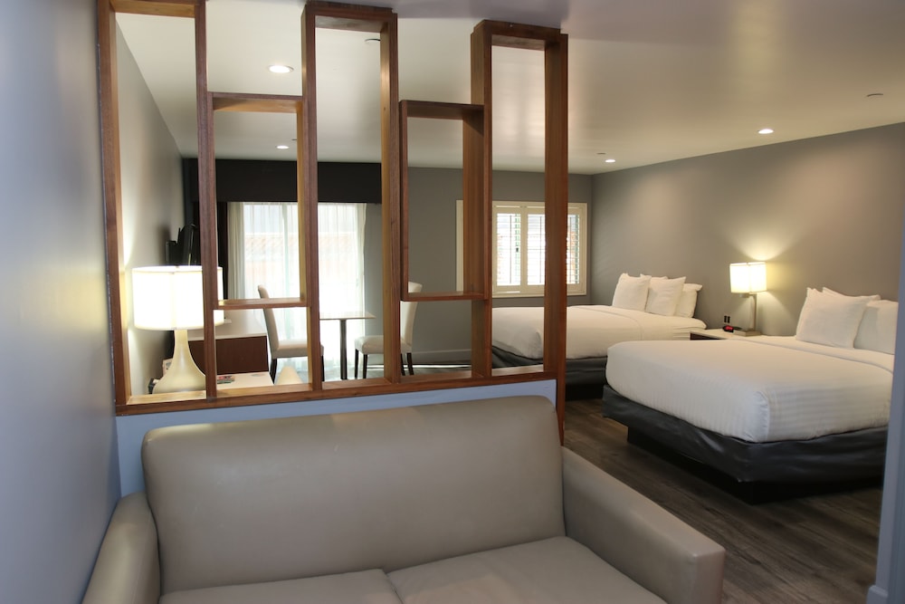 Basic Room, 2 Queen Beds, Non Smoking - Photo 5