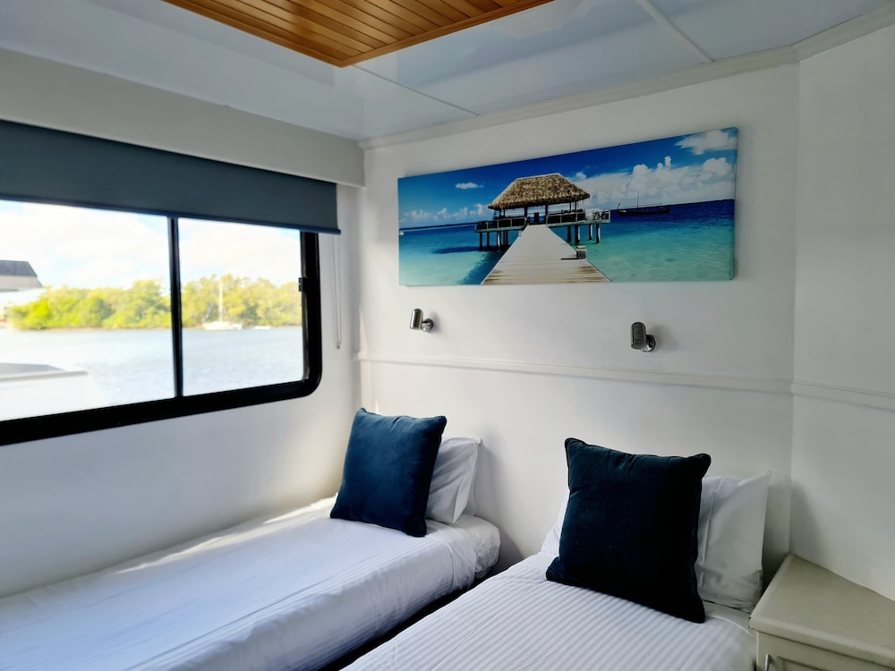 Luxury Houseboat, 4 Bedrooms (Blue Sky) photo 2