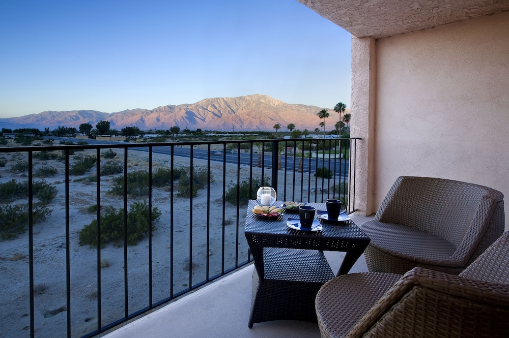 Premium Double Room, 2 Queen Beds - Photo 8