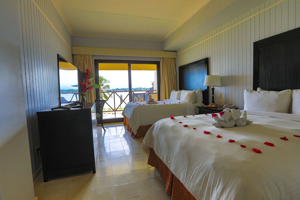Standard Double Room, 2 Queen Beds, Beach View photo 2