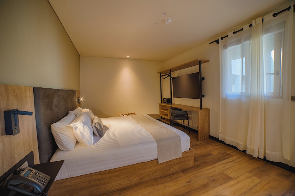 Superior Double or Twin Room, Courtyard View photo 3