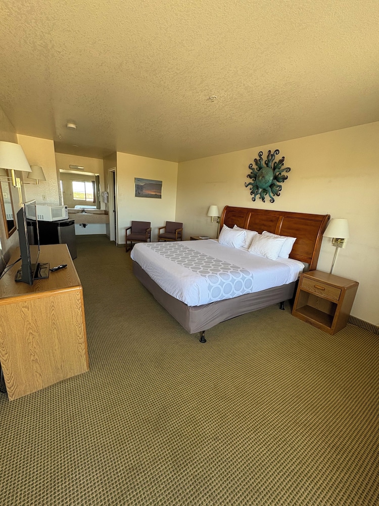 Standard Room, 1 King Bed, Non Smoking - Photo 2