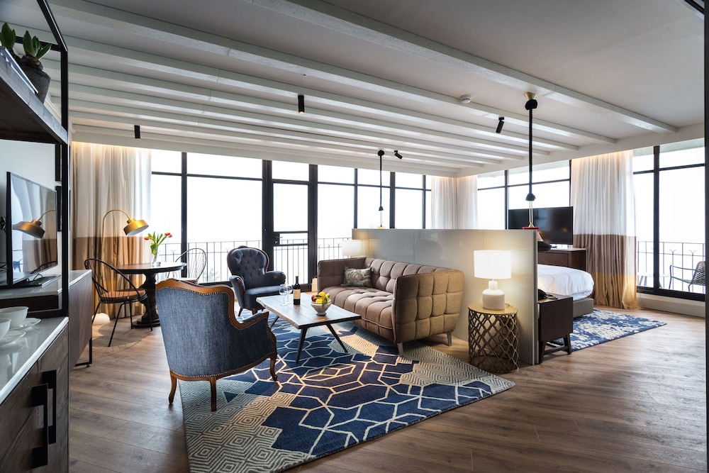 Hermon Suite photo 3