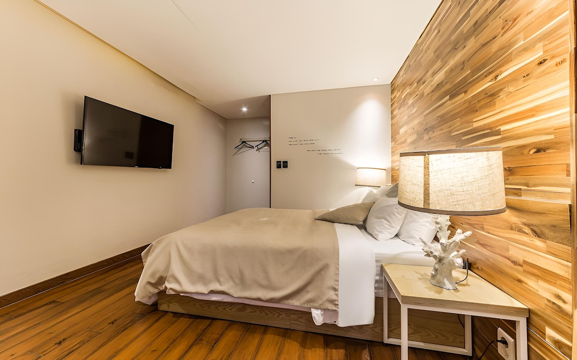 Room (Premium) - Photo 3