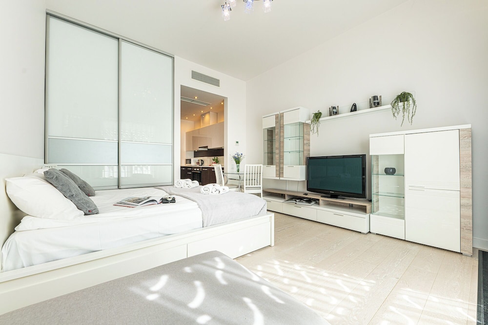 Studio Suite (I)