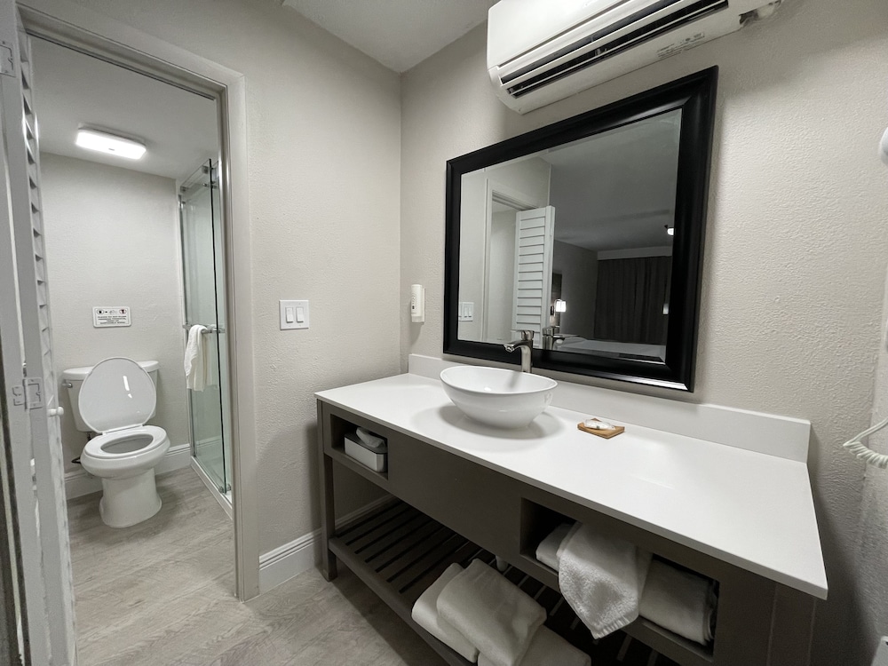 Standard Room, 2 Queen Beds, Non Smoking - Photo 14