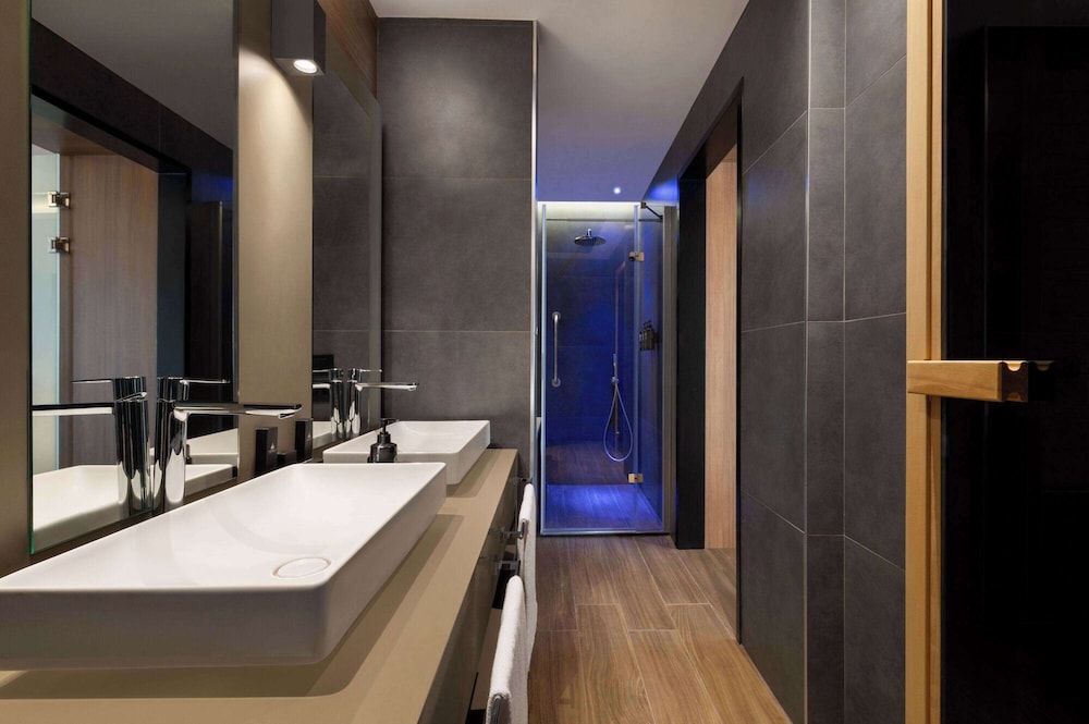 Executive Room, 1 King Bed, City View - Photo 4