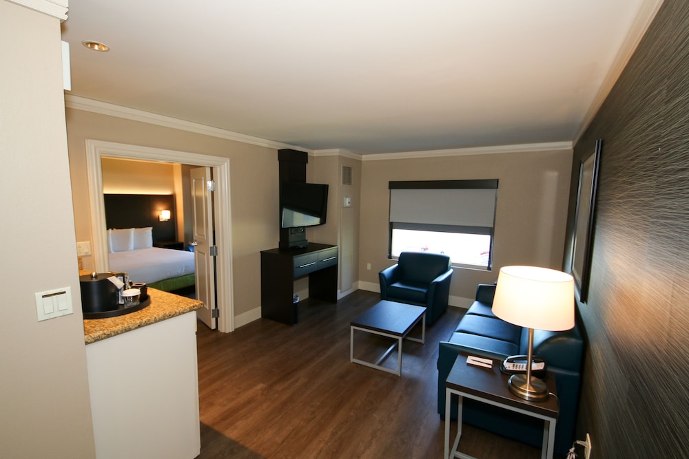 Sunset Bungalow Suite - Photo 1