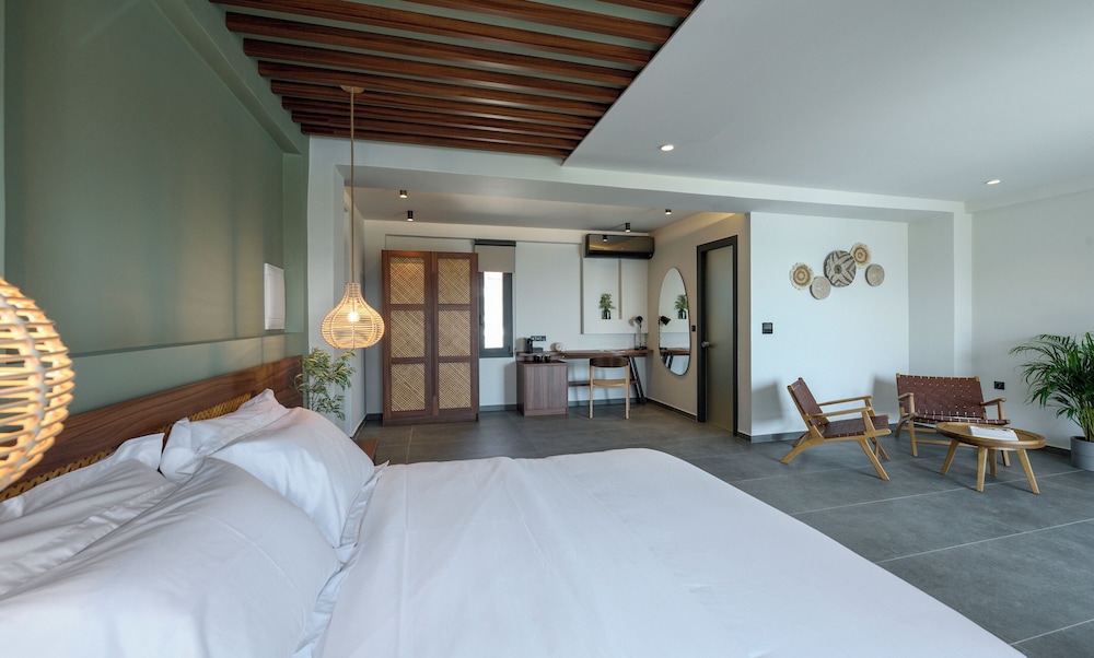 Deluxe Suite with Sea View photo 2